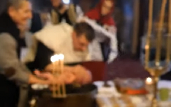 VIDEO. Cazul bebelușului mort la botez. Preotul a greșit, spun preoți și medici
