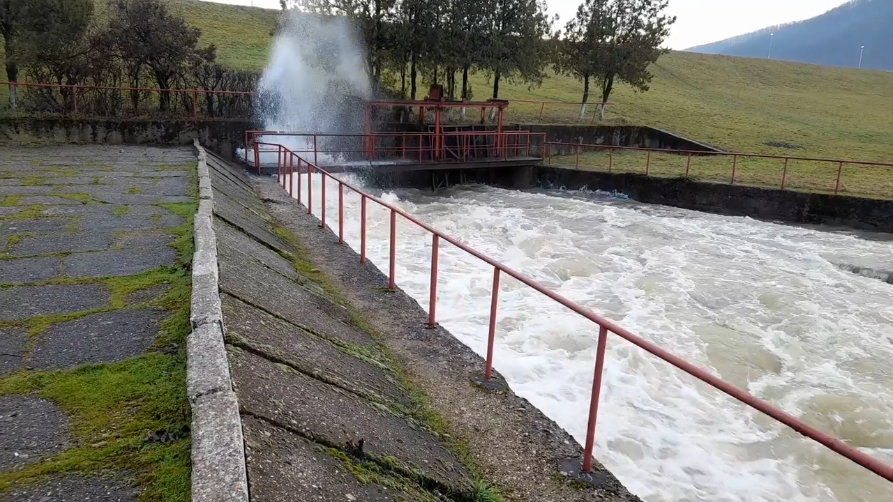 S-a depășit cota de atenție. Cel mai mare lac din județ, în faza I de apărare