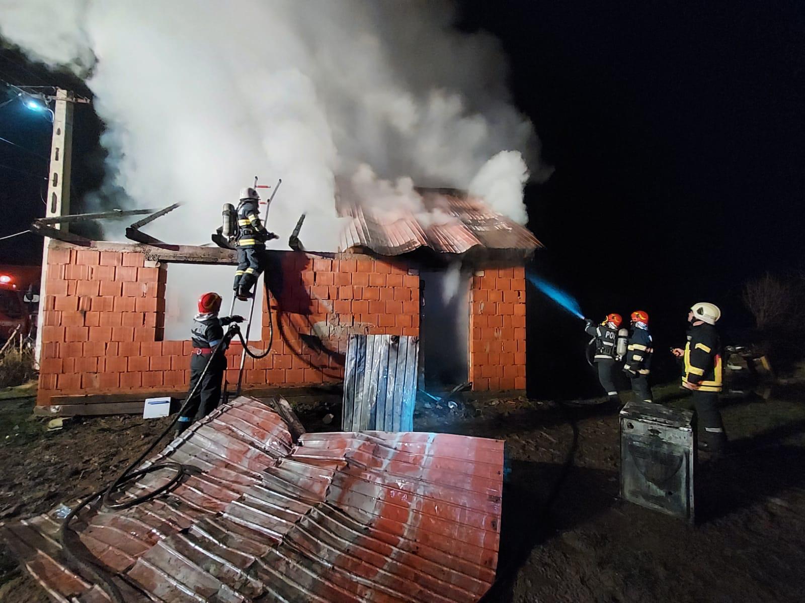 FOTOGALERIE. Casă distrusă astăzi într-un incendiu în județul Satu Mare