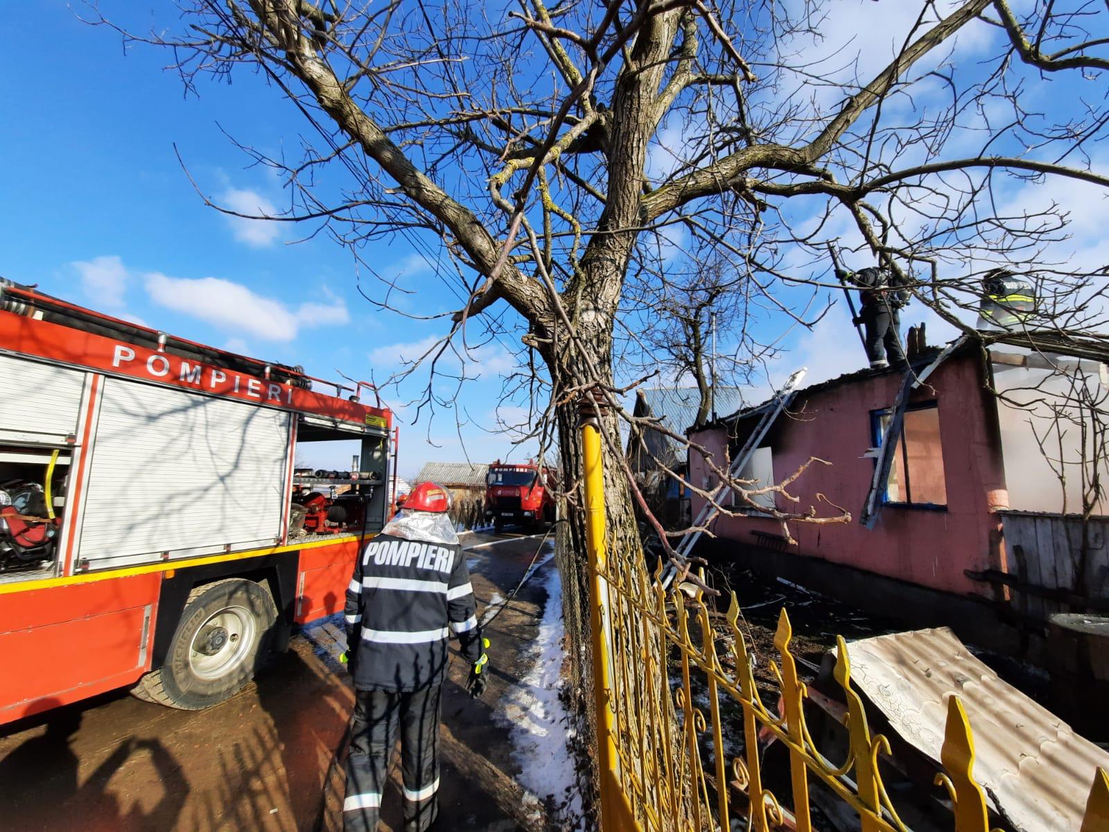 FOTO. Casă distrusă de flăcări în județ. Mobilizare de anvergură a pompierilor și a comunității