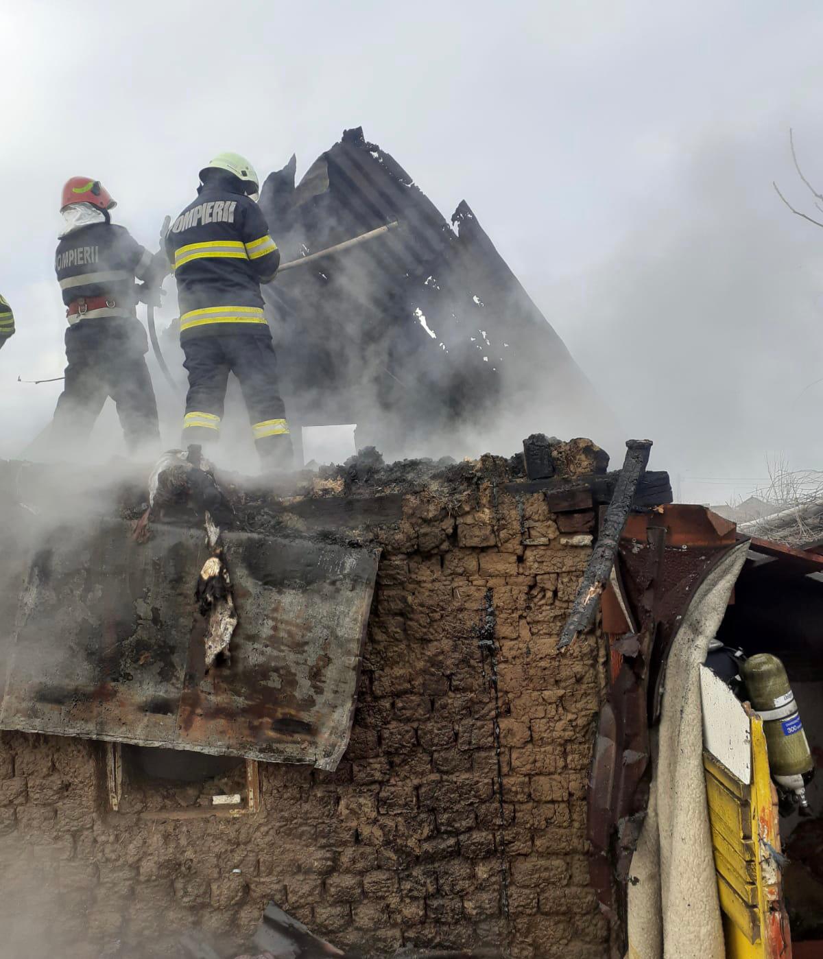 FOTOGALERIE. La un pas de dezastru. Pompierii i-au salvat casa unui sătmărean