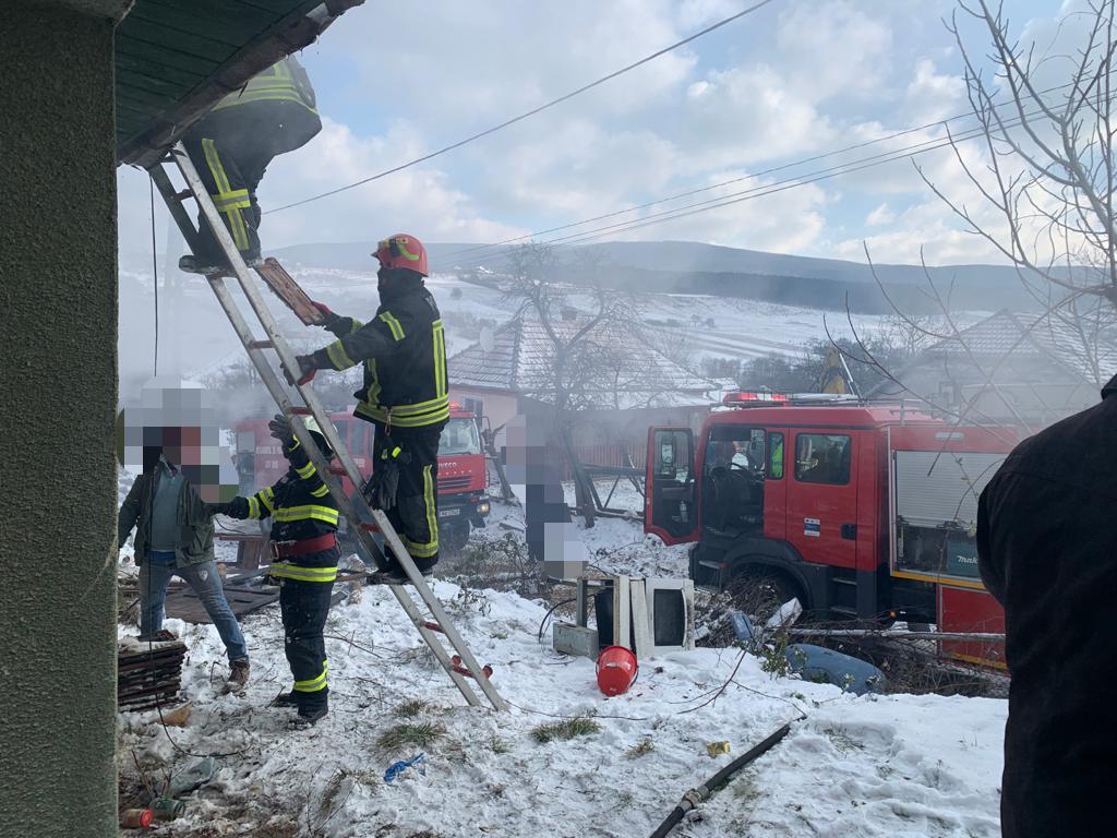 FOTOGALERIE. La un pas de tragedie. Proprietarul a scăpat, casa a fost distrusă
