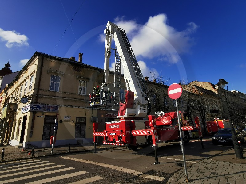 FOTO/VIDEO. Intervenție a pompierilor în centrul Sătmarului. Cade tencuiala de pe o clădire
