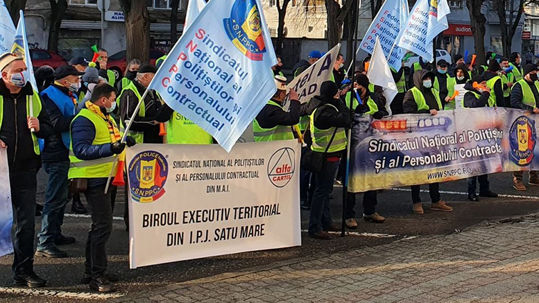 FOTO/VIDEO. Polițiști sătmăreni, din nou în stradă. Cer salarii și pensii mai mari. Dar și bonus de COVID