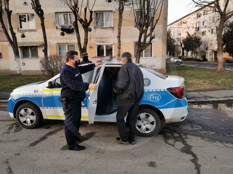 Un sătmărean și-a luat fiica minoră la pumni și picioare. Motivul: a consumat apa caldă