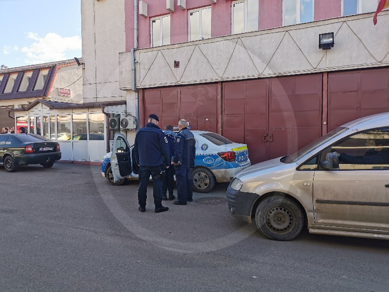 FOTOGALERIE. Sătmărean înjunghiat lângă sediul ISU. Victima, la Urgență. Bătaie în grup