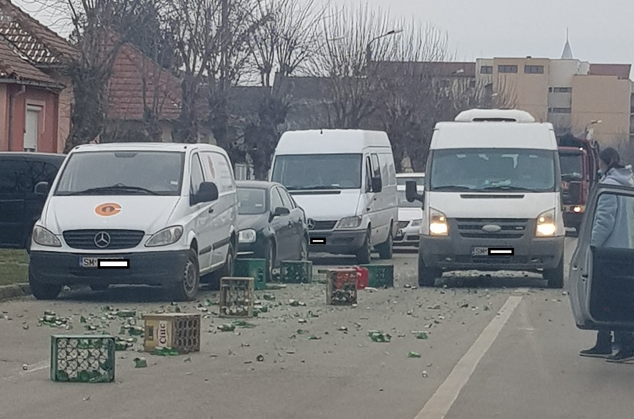 FOTO. Incident în municipiul Satu Mare. Au căzut lăzi cu sticle de bere pe șosea