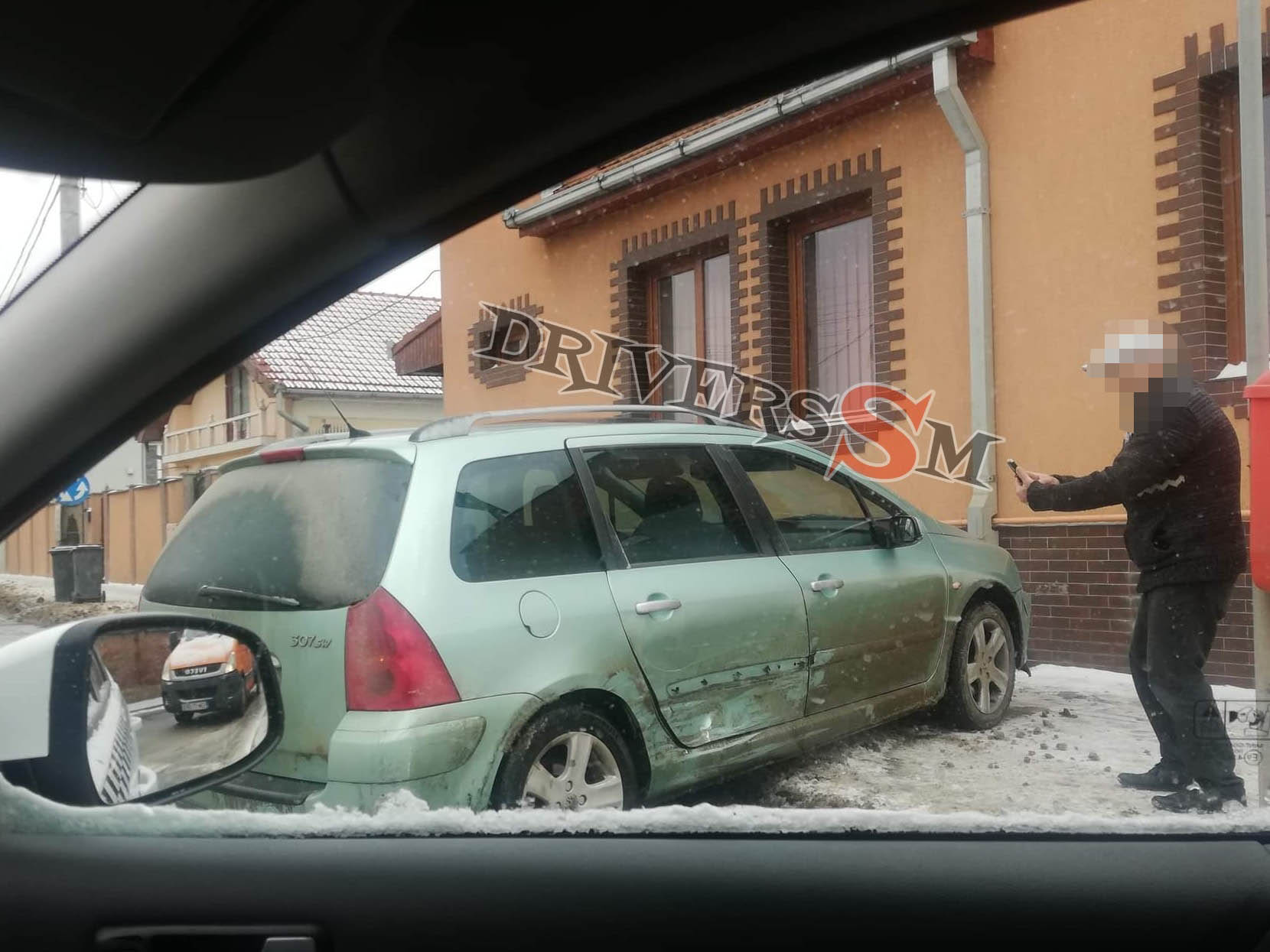 FOTOGALERIE. Accident în municipiul Satu Mare. O mașină s-a oprit în burlanul unei case