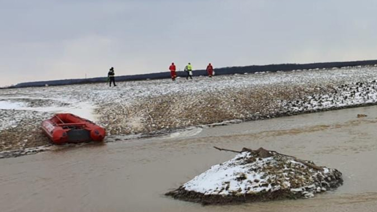 FOTO. Bărbat salvat cu barca în municipiul Satu Mare. A rămas blocat pe o ”insulă”