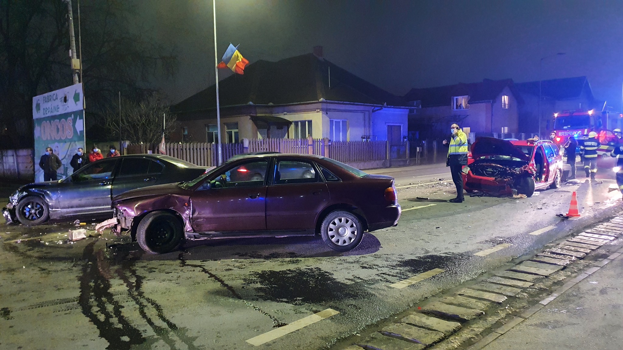 FOTO/VIDEO. BMW din Satu Mare implicat într-un accident în lanț. O asistentă a intervenit imediat