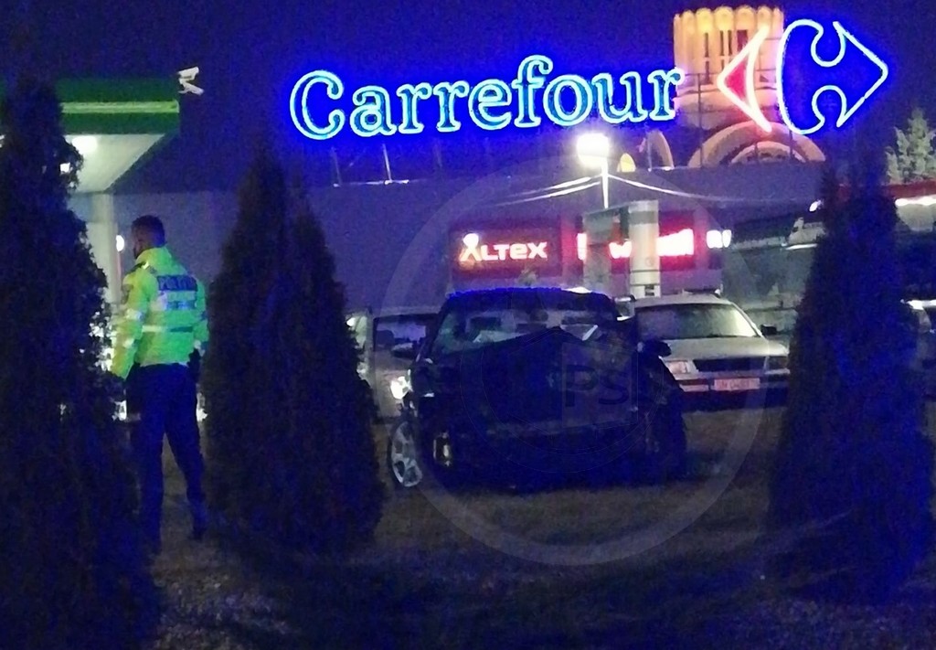 FOTO/VIDEO. Beat și fără permis la volan, un sătmărean a fugit de Poliție și s-a oprit cu BMW-ul în stâlp