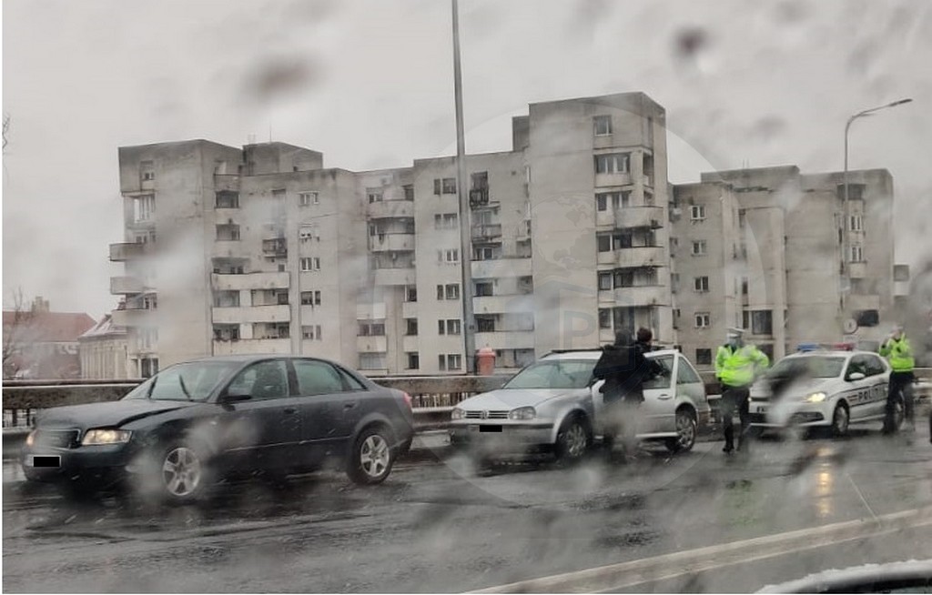 FOTOGALERIE. Accident în lanț pe Podul Decebal. Circulația a fost afectată parțial