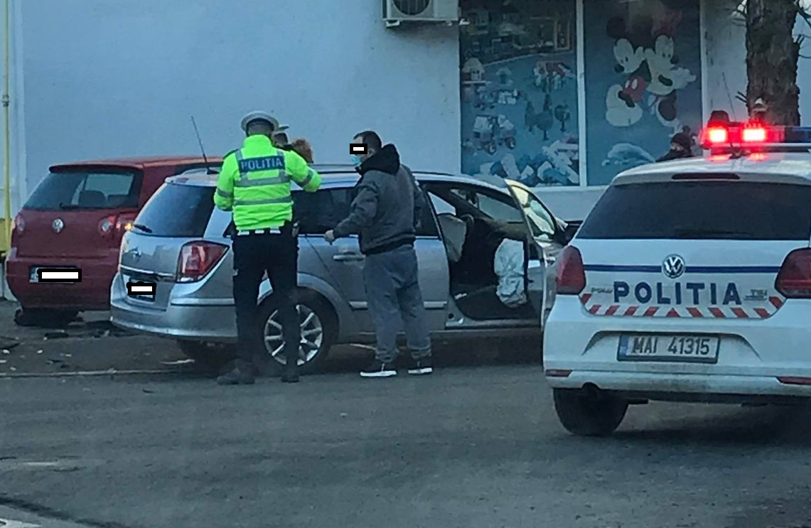 FOTO. Egyik autó a járdán, a másik egy fában állt meg