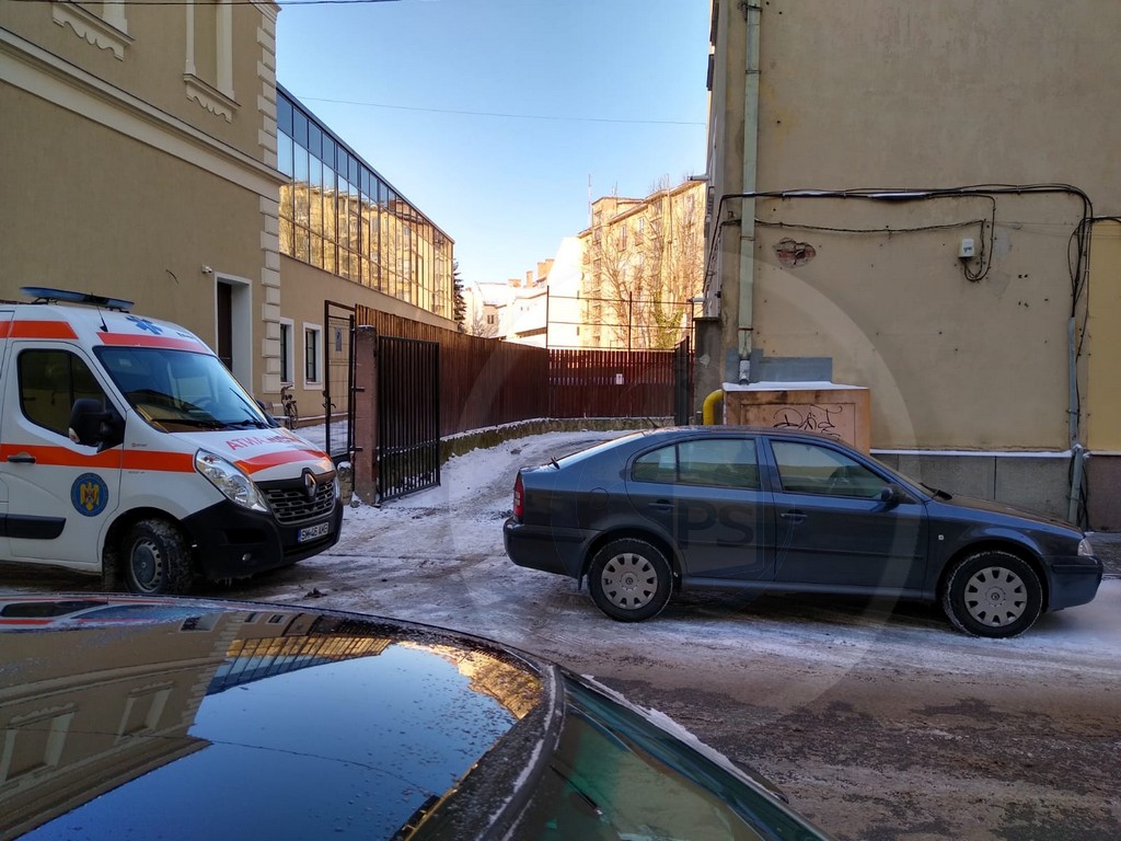 FOTO. Doi șoferi au blocat accesul ambulanței în Satu Mare. Pacienta, purtată pe brațe!