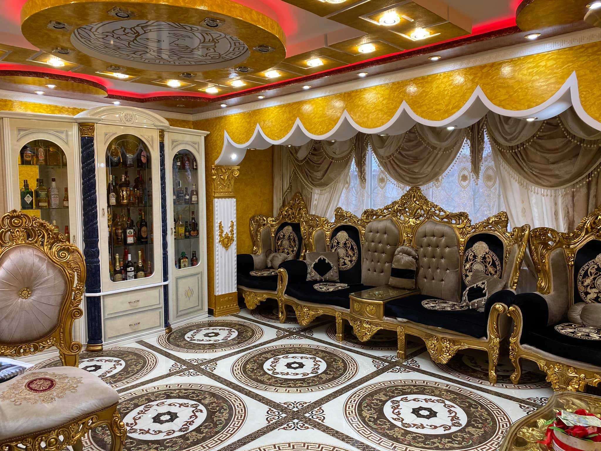 FOTOGALERIE. Apartament "aurit" din Satu Mare, scos la vânzare. Face senzație pe internet