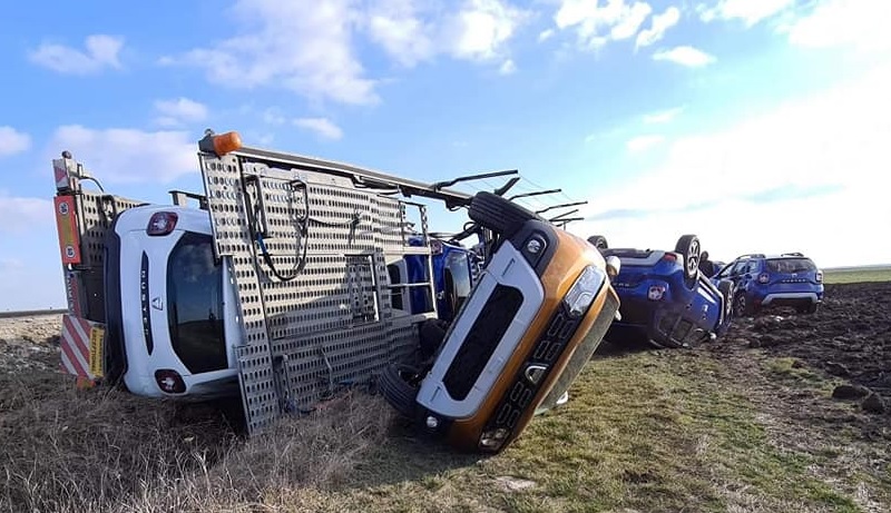 FOTOGALERIE. Opt Dacii nou-nouțe, distruse. Autocamion răsturnat pe câmp