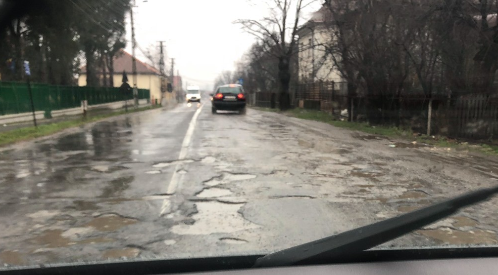 FOTOGALERIE. DN19, drumul groazei din județ. Pe unde se pot ocoli gropile?!