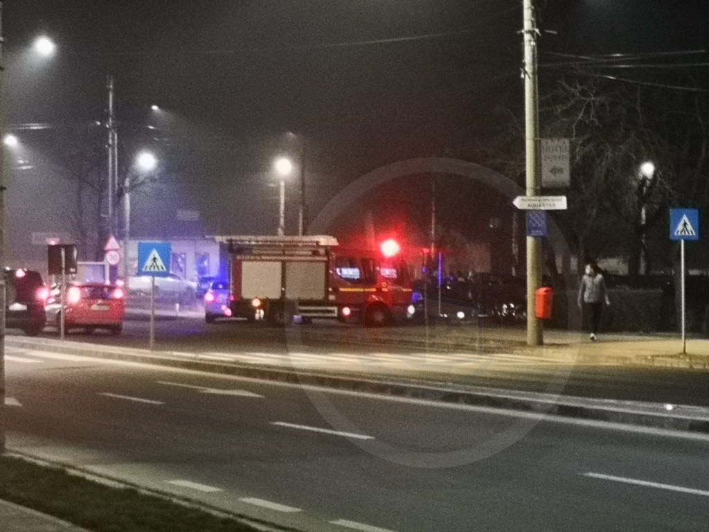 FOTO/VIDEO. Alertă de incendiu la o mașină, pe Drumul Careiului, în zona Burdea