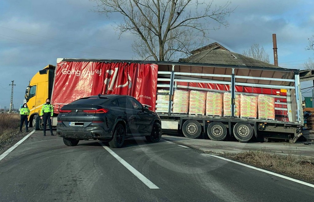 FOTOGALERIE. DN 19F blocat total, după un incident cu un TIR la Medieșu Aurit