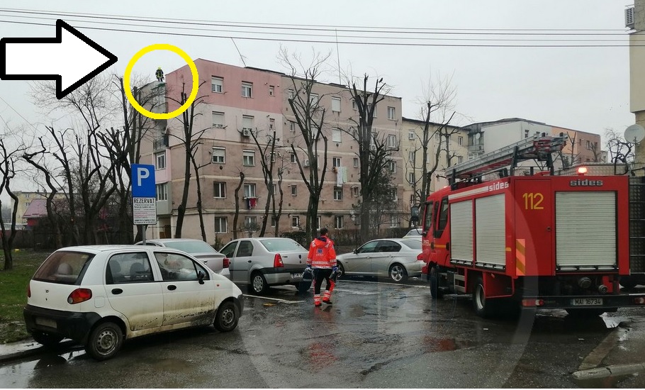 FOTO/VIDEO. Sătmăreancă plecată la biserică, pompierii chemați să deblocheze ușa