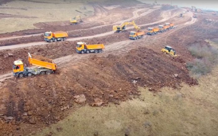 VIDEO. Ca și-n China! Desfăşurare impresionantă de forţe pe şantierul unei autostrăzi din Ardeal