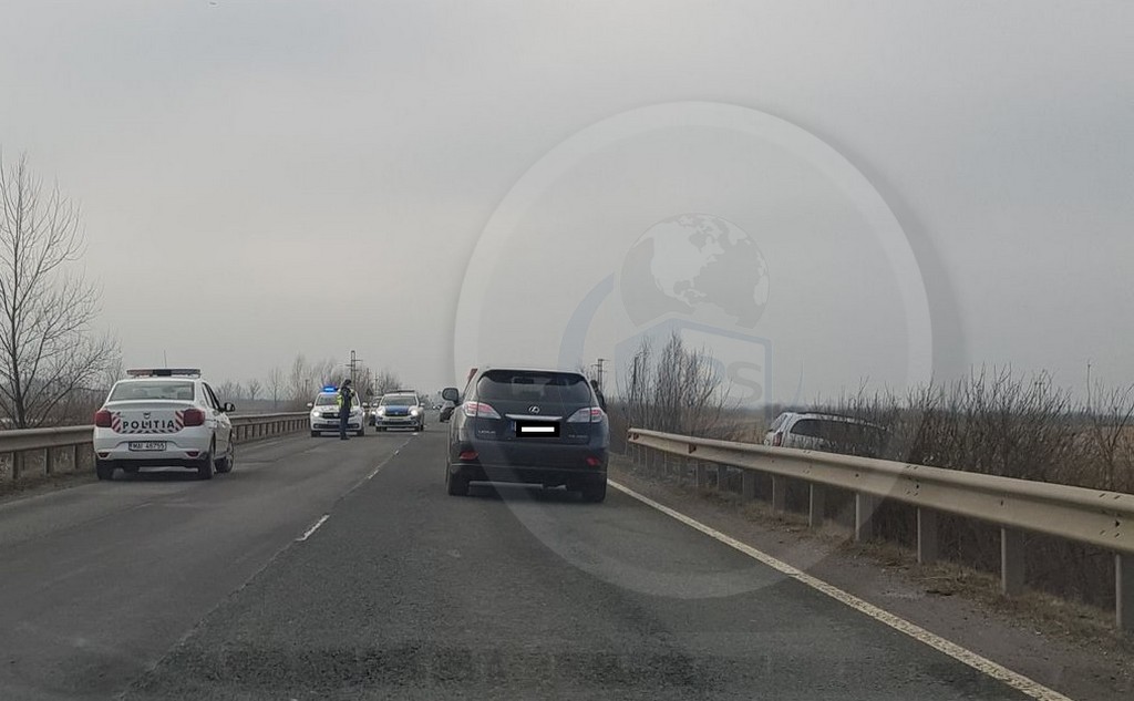 Accident lângă Carei. Roata unui microbuz de pasageri s-a desprins. A lovit o mașină din contrasens