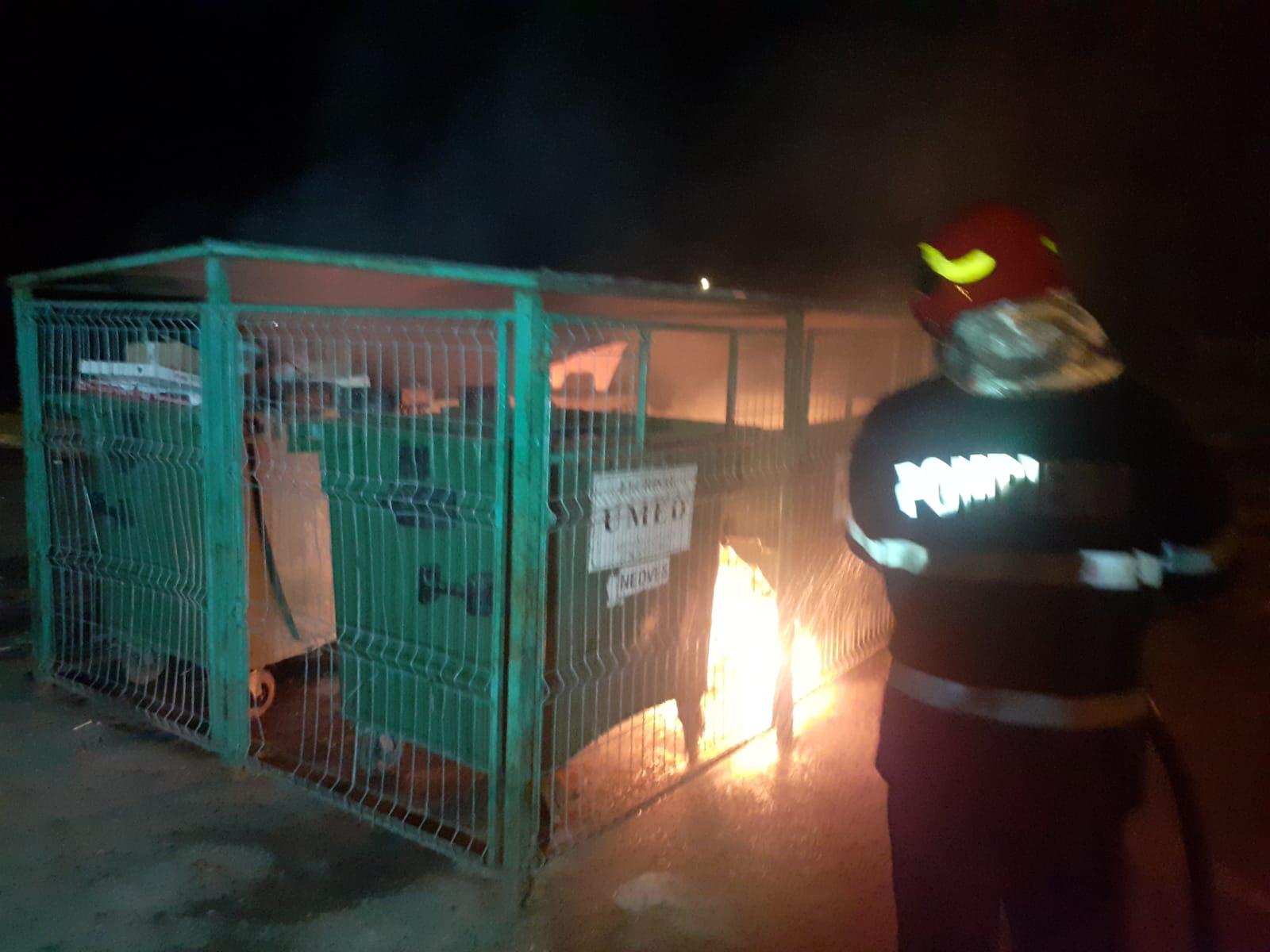 FOTO. Incendiu în Micro 17, pe B-dul Independenței. Pericol de extindere, au intervenit pompierii