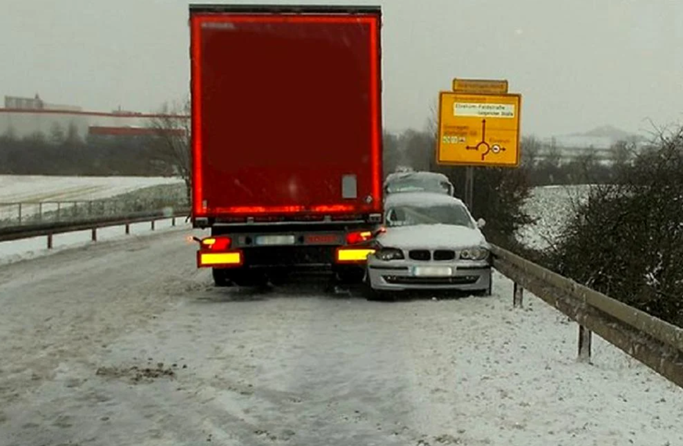 FOTO. Şofer român de TIR, erou în Germania: A oprit un BMW care venea pe contrasens cu şoferiţa leşinată