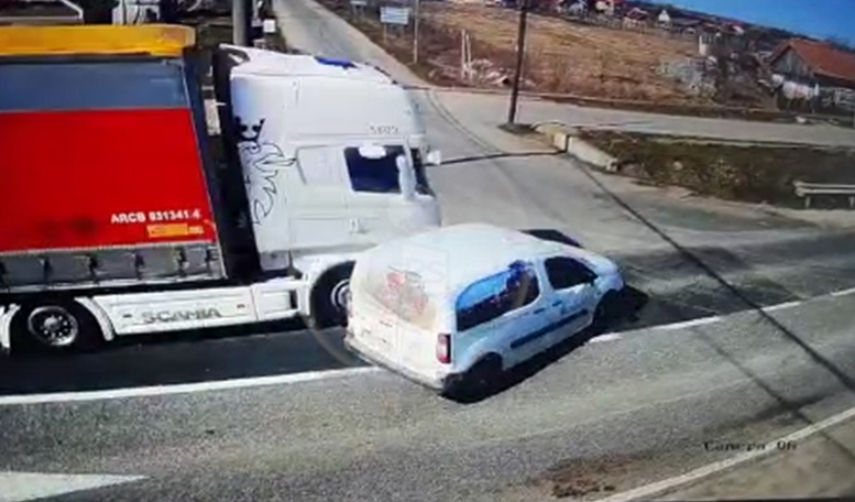 VIDEO. Kamionnal ütközött a kiskocsi