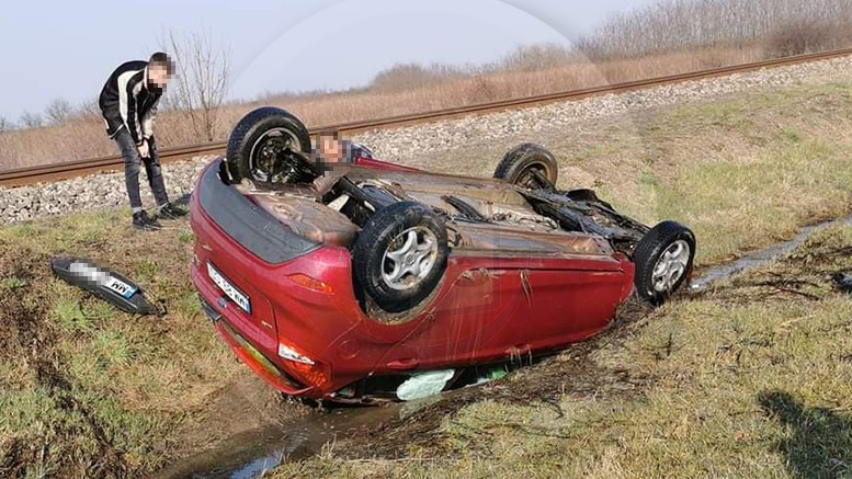 FOTO. Accident în județul Satu Mare, mașină răsturnată în șanț
