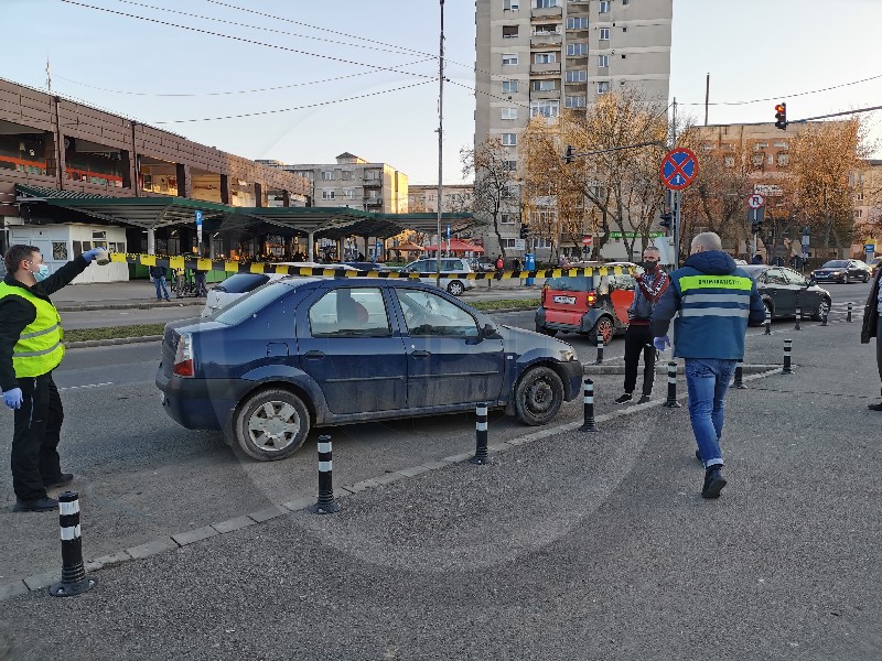 FOTOGALERIE. Accident foarte bizar lângă Spitalul Județean