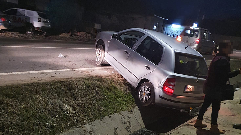 FOTO. Un șofer începător a ajuns cu mașina în șanț, pe DN1C, între Satu Mare și Baia Mare