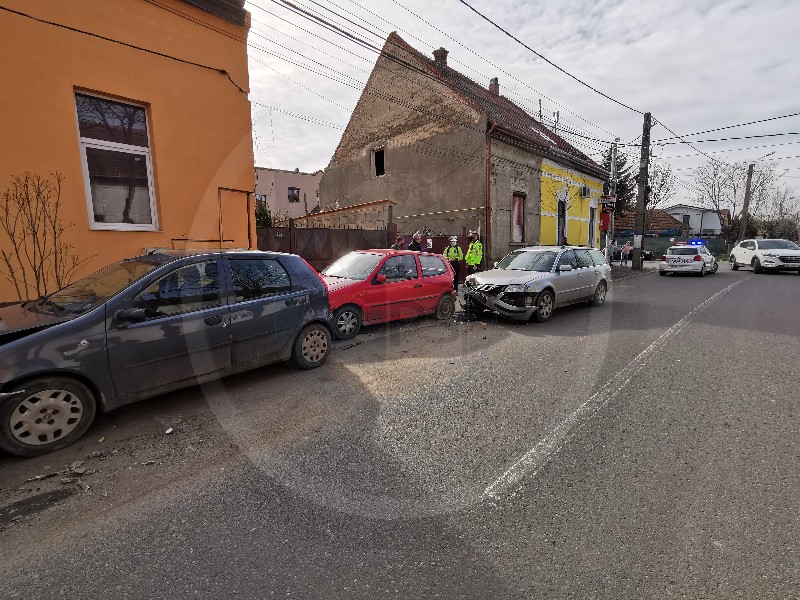 FOTO. Öt autót tört össze a kezdő sofőr