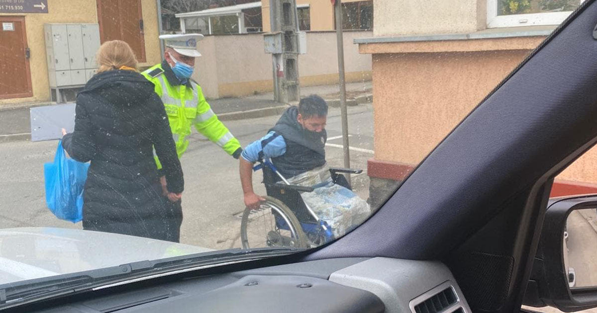 FOTO. Polițist model în Satu Mare. A oprit mașina pentru a ajuta o persoană cu dizabilități