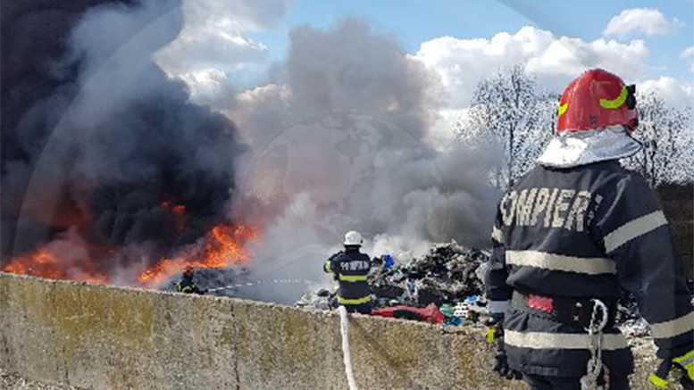 FOTO/VIDEO. 100 de tone de material plastic, arse în incendiu
