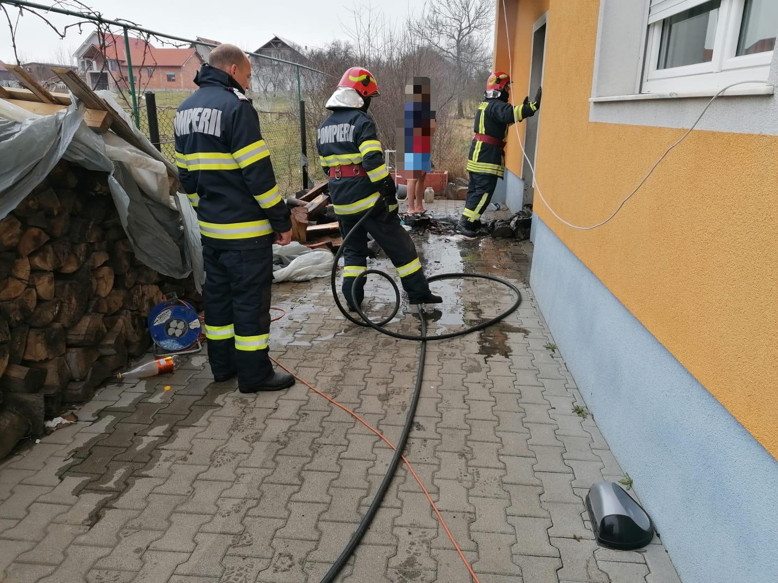 FOTO. Incendiu la o casă din localitatea Tur. Intervin pompierii