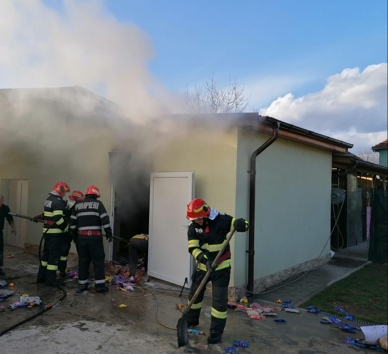 FOTO. Niște copii au dat foc la un imobil, în județul Satu Mare