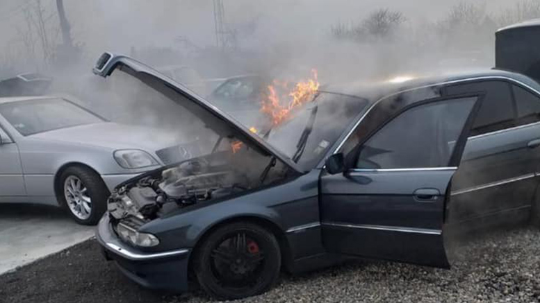 FOTO. Incendiu la un atelier auto din Carei! Autoturism cuprins de flăcări