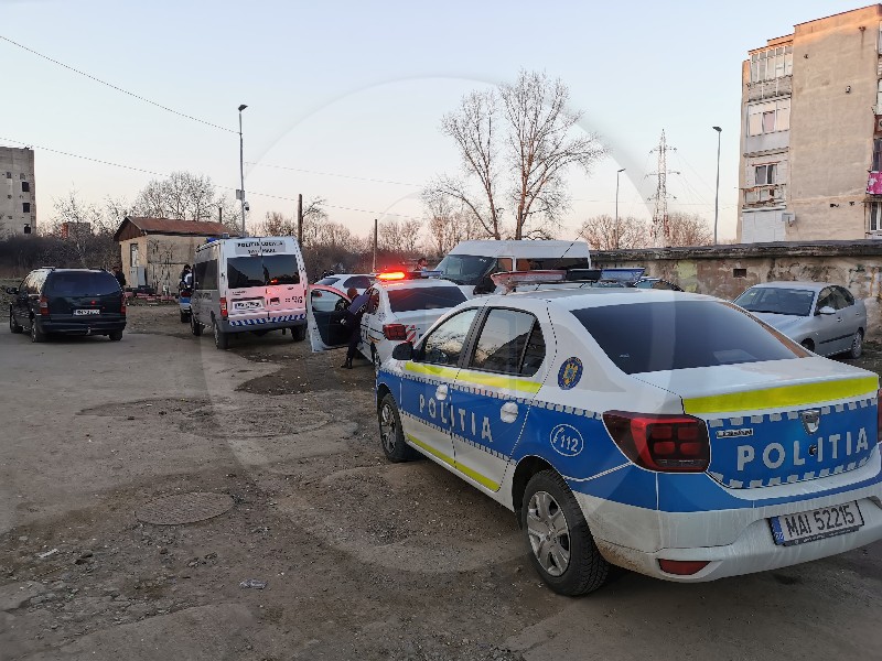 O tânără a mers beată acasă. Scandal monstru cu mama sa, au pus un cartier între pe jar, în Satu Mare