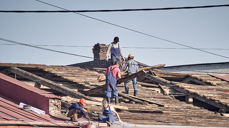 Un muncitor (30 ani) al unei firme din Satu Mare a căzut în cap de la înălțime