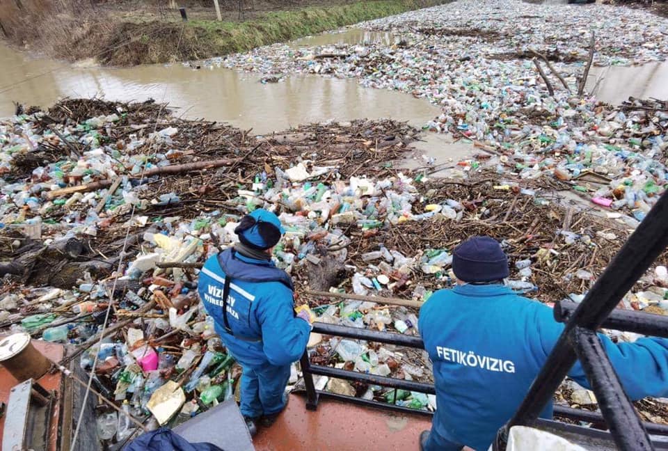 Ungaria va colecta gunoaiele pe râuri cu prima barcă automată. Funcționează cu energie solară