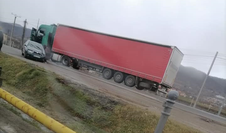 Un șofer de TIR a AVARIAT o stație de combustibil în PETEA