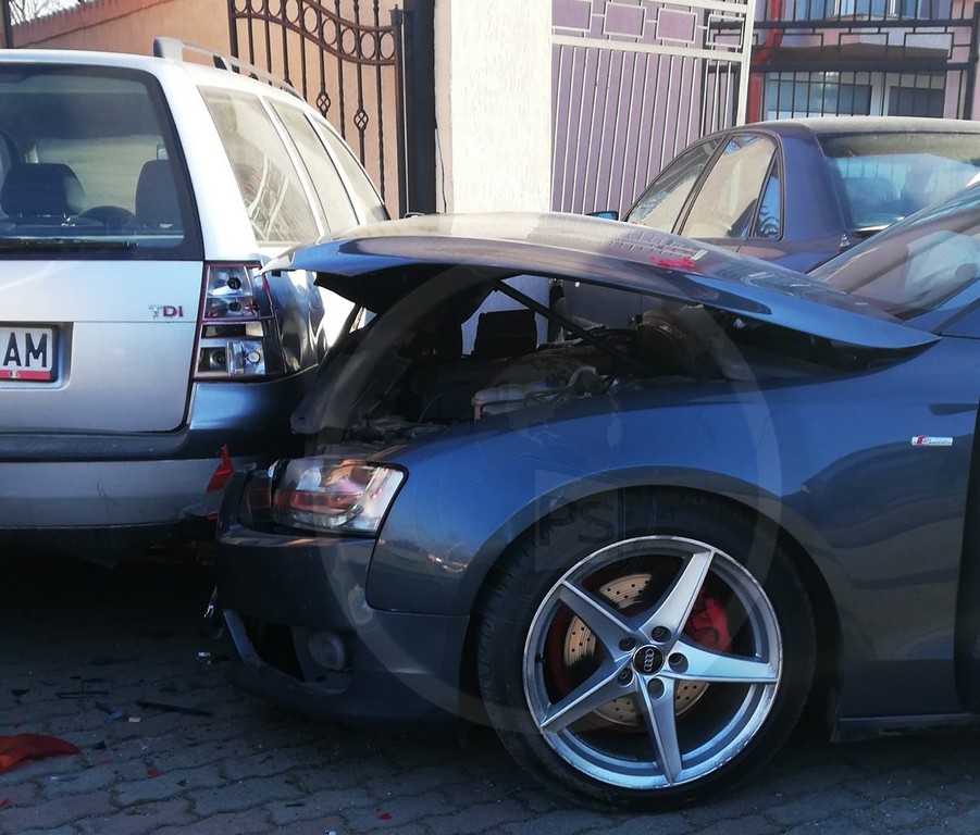 FOTO. Accident în lanț pe Drumul Botizului. Patru mașini avariate. Autoturism proiectat în poartă