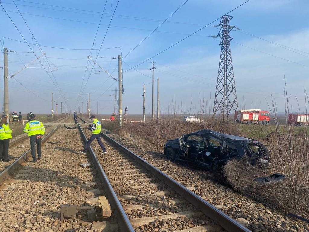 FOTO. Un pompier a murit sub ochii fetiţei lui de 10 ani, într-o maşină spulberată de tren
