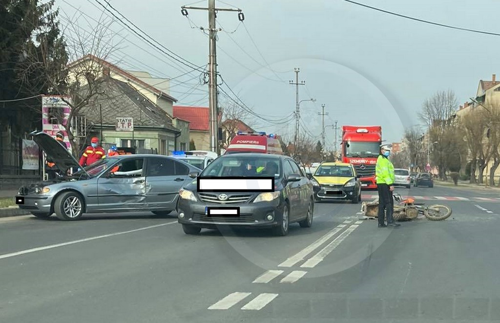 FOTO. Accident pe B-dul Luician Blaga. Motociclist aruncat peste un BMW