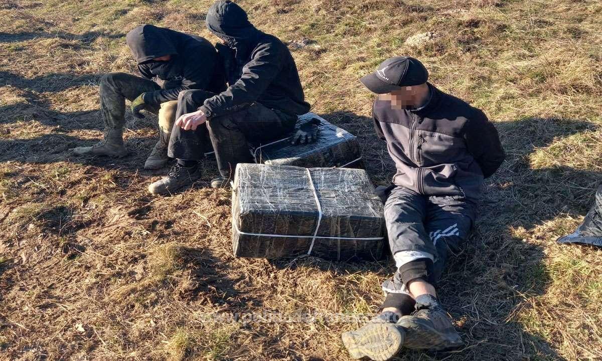 FOTOGALERIE. Contrabandiștii ucraineni acționează în plină zi în județul Satu Mare. Captură importantă
