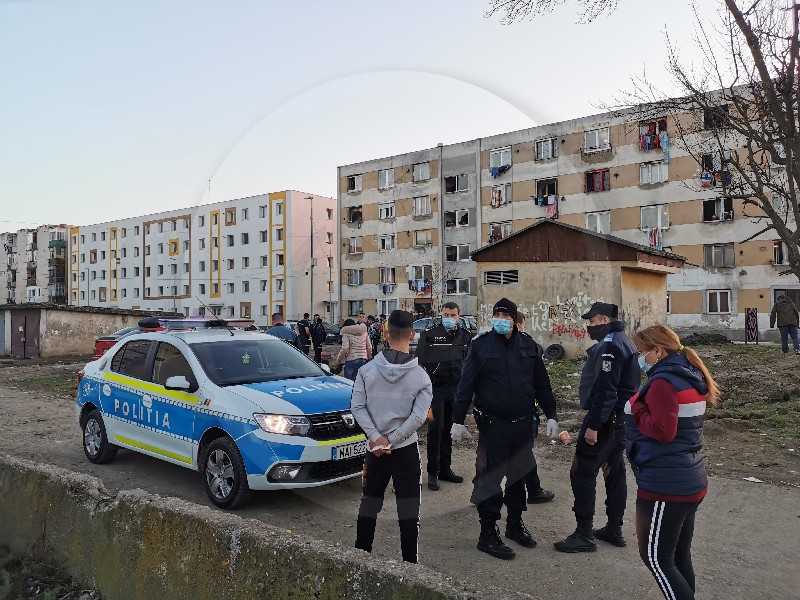 Bătaie cu cuțite, lopeți, pumni și picioare în municipiul Satu Mare. Mascații au intervenit