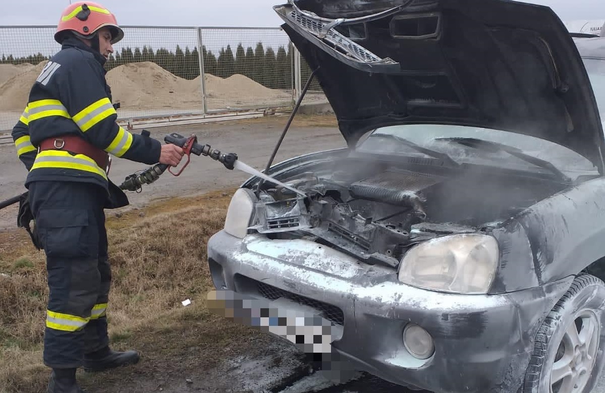 FOTO. Incendiu la o mașină pe DN19, între Satu Mare și Carei