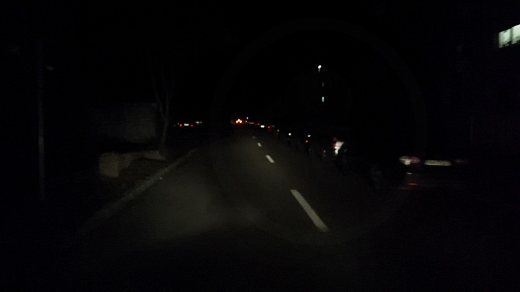 FOTO/VIDEO. Cartierul Micro 17, în beznă. Oamenii, obligați să umble pe ”pipăite”