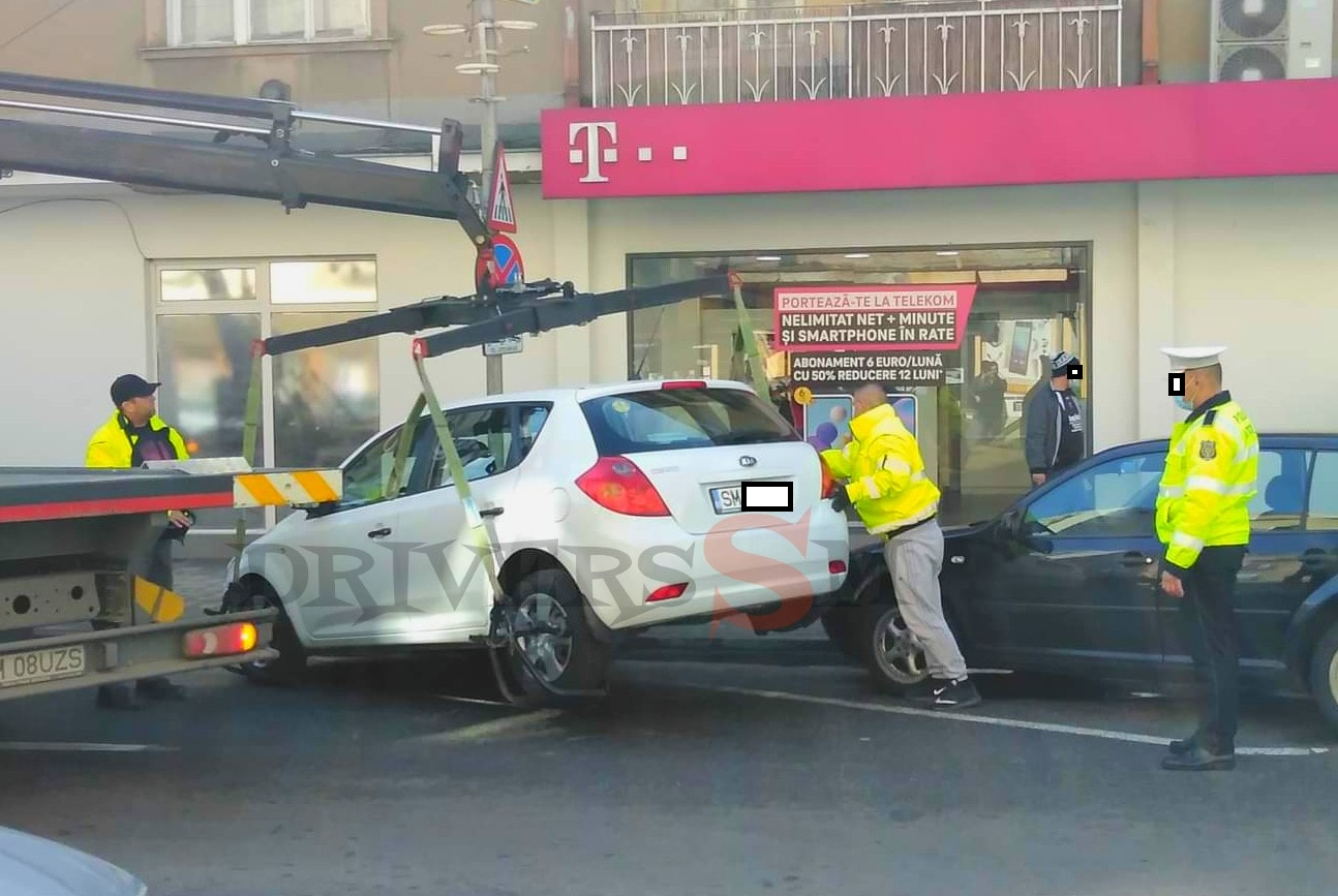 FOTO. Cei de la ”Ridicări Auto” au dat de pământ cu o mașină. Au avariat și alt autoturism